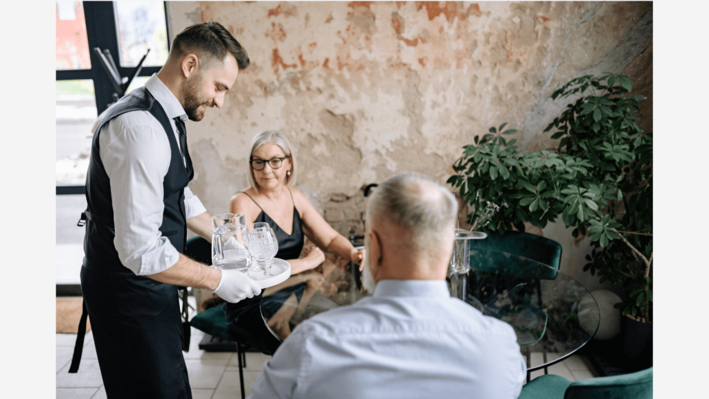 26 36 camarero sirviendo en bar