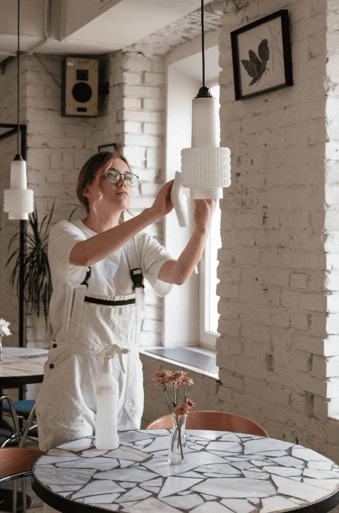 27 camarera limpiando local 1