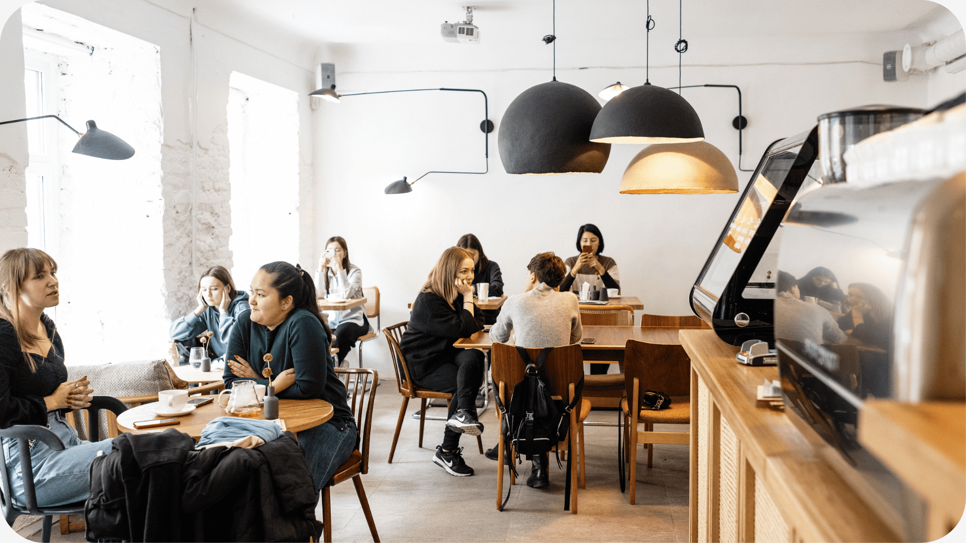 3 restaurante con clientes