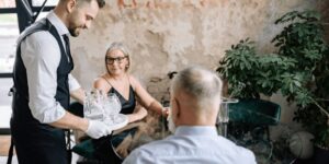 BLOG 26 36 camarero sirviendo en bar