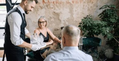 BLOG 26 36 camarero sirviendo en bar