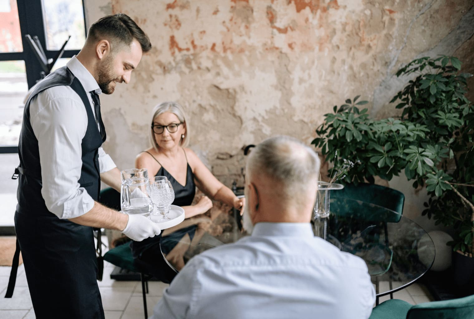 BLOG 26 36 camarero sirviendo en bar